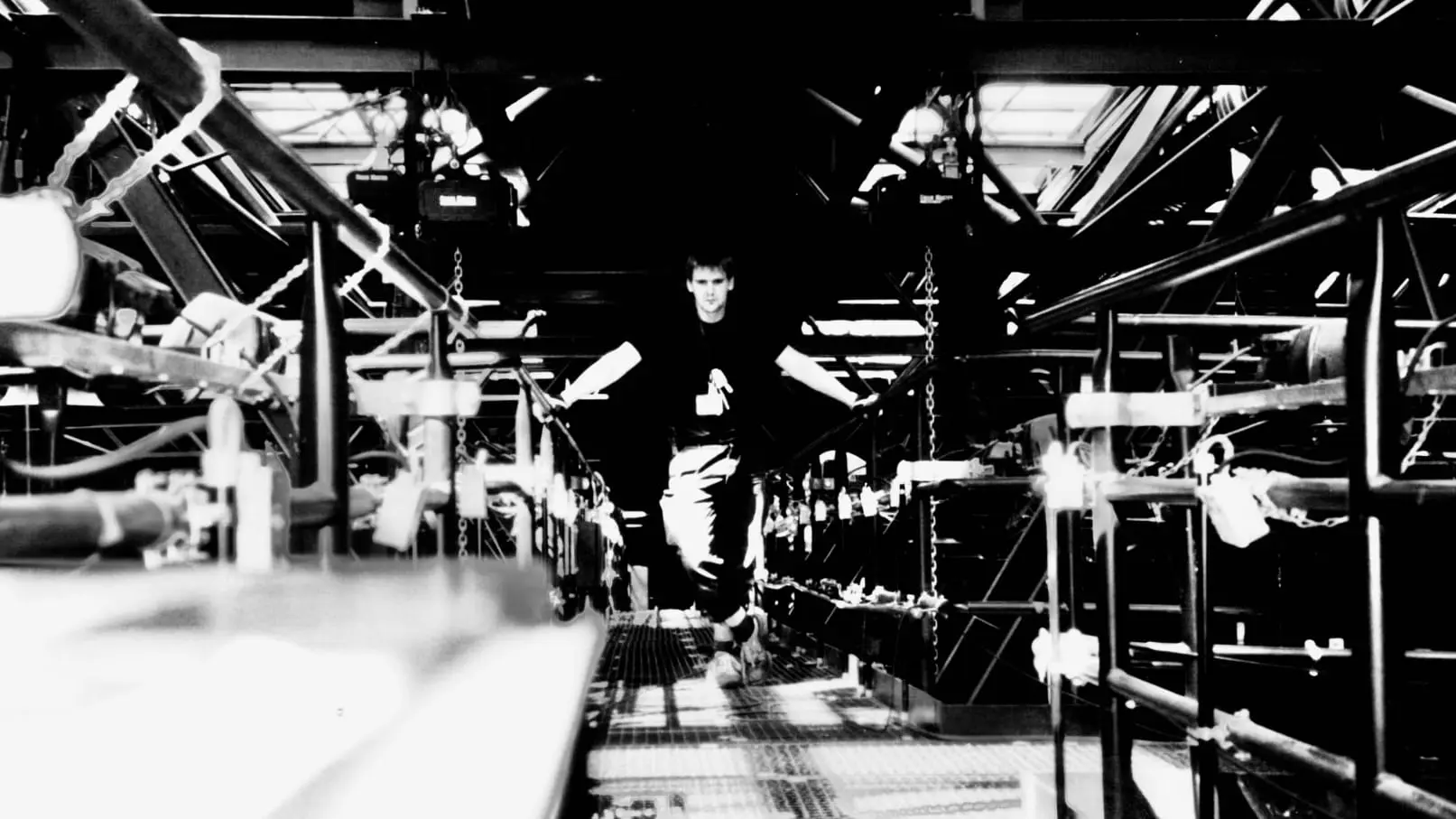 Aufnahme aus dem Rigging- und Technikbereich einer Großveranstaltung. Das Bild steht für Verantwortung, Vorbereitung, Teamarbeit und die Fähigkeit, Probleme frühzeitig zu erkennen und zu lösen.