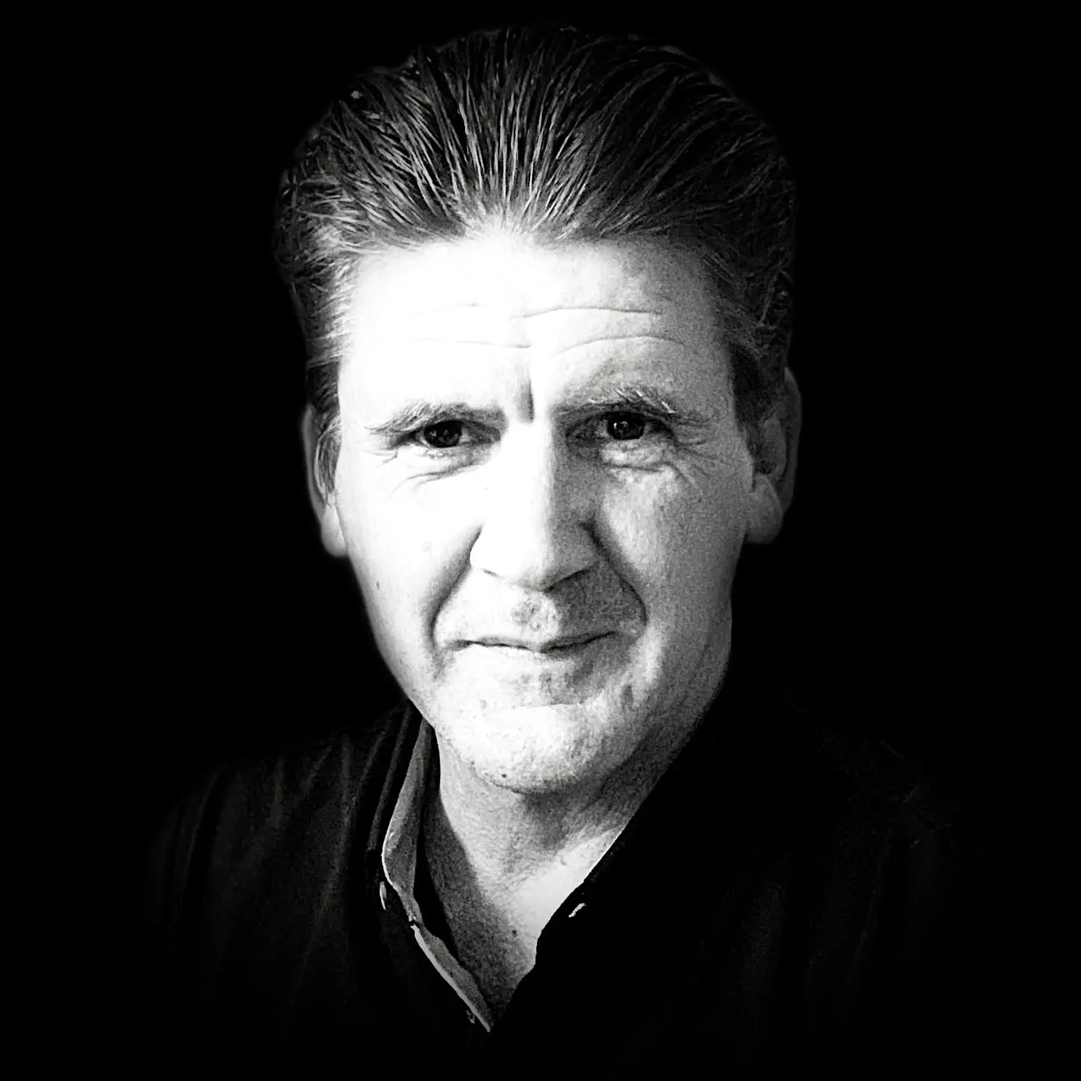Schwarzweiß-Portrait von Alexander Rank als Symbol für persönliche Begleitung, Vertrauen, Orientierung und Unterstützung bei unternehmerischen Herausforderungen.