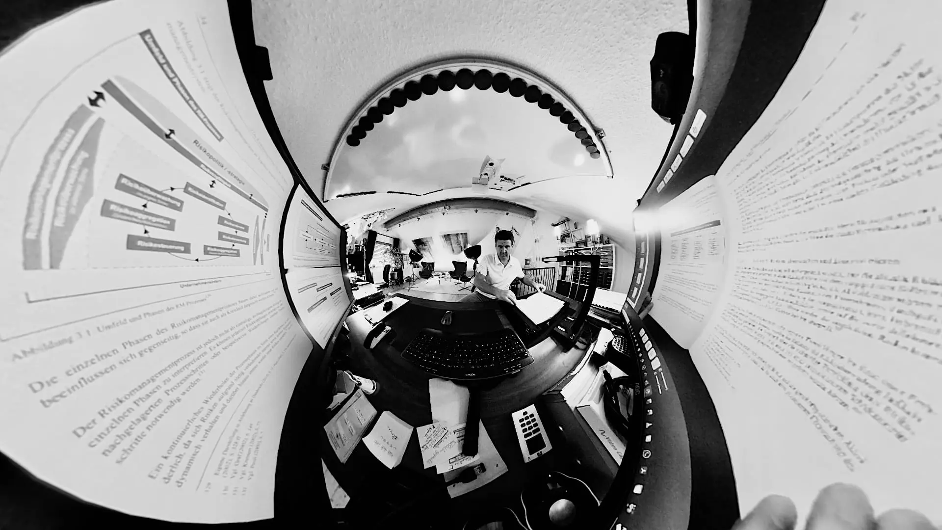 Der Blick hinter die Symptome – Ursachen verstehen und wirksame Lösungen entwickeln 360-Grad-Aufnahme einer Arbeitsumgebung mit Fachliteratur, Monitoren und Unterlagen als Symbol für Ursachenanalyse, Zusammenhänge und nachhaltige Problemlösung.